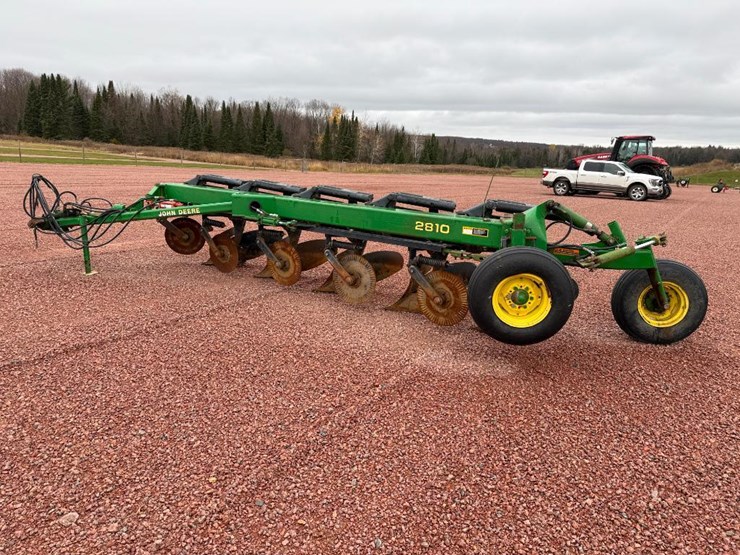 john-deere-2810-image-3