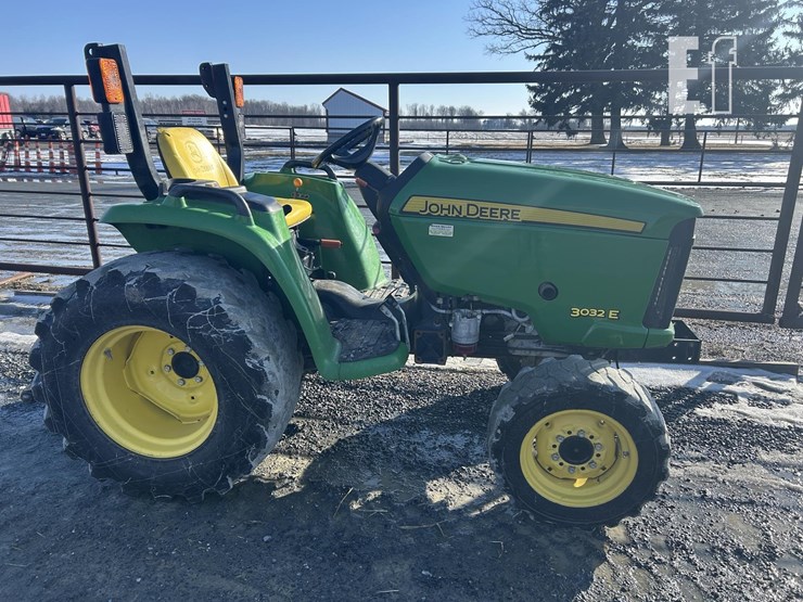2015-john-deere-3032e-image-9