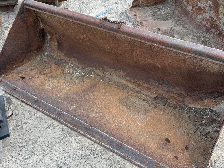 john-deere-u84-84in-skid-steer-bucket-image-2