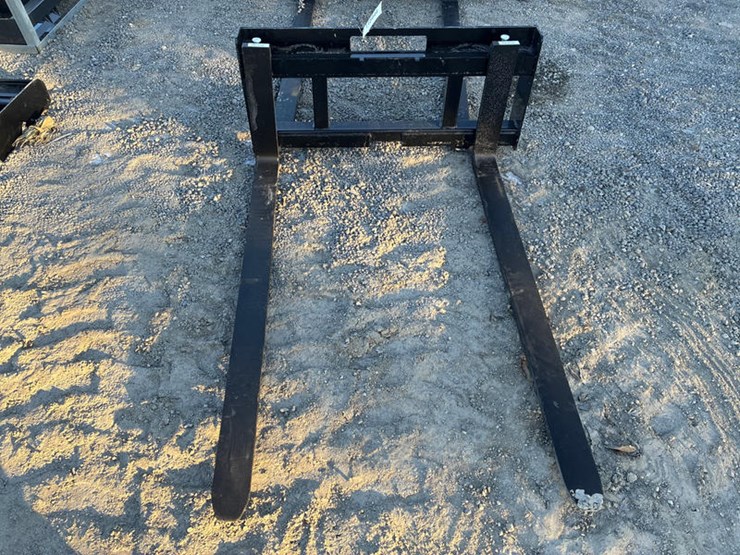 #115444-•-60"-skidsteer-mt-pallet-forks-image-1