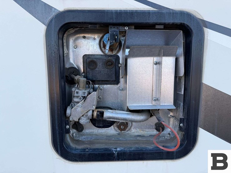 2018-keystone-sprinter-5th-wheel-trailer-image-32