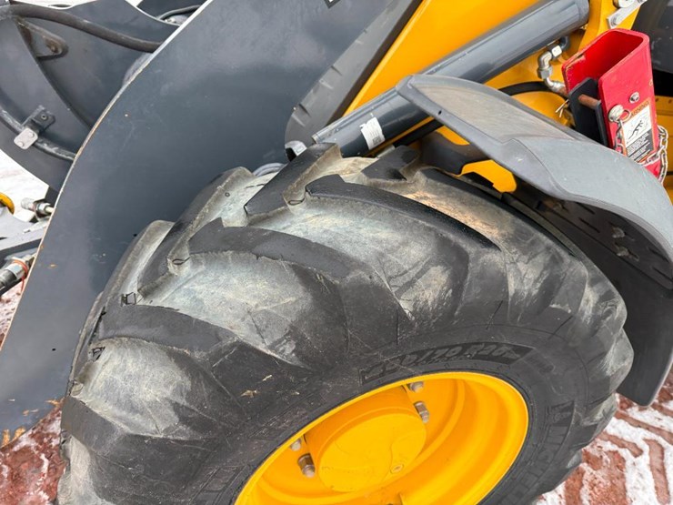 2019-deere-244l-image-10