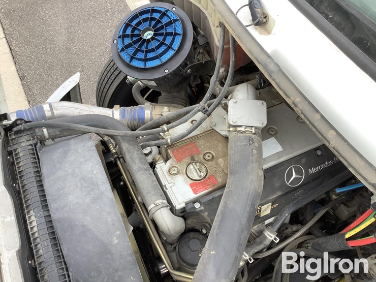 2003-freightliner-m2-106-image-18