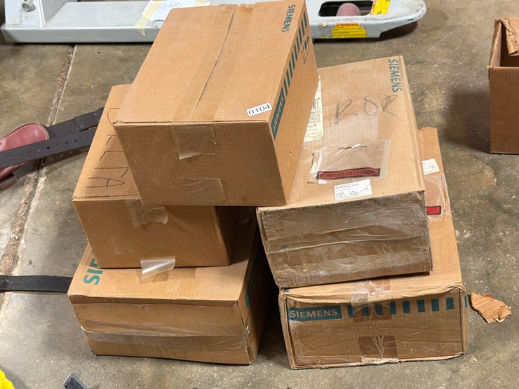 #104-•-(5)-siemens-safety-switch-boxes-image-1