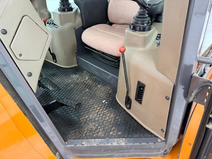 2011-case-1650l-xlt-image-55