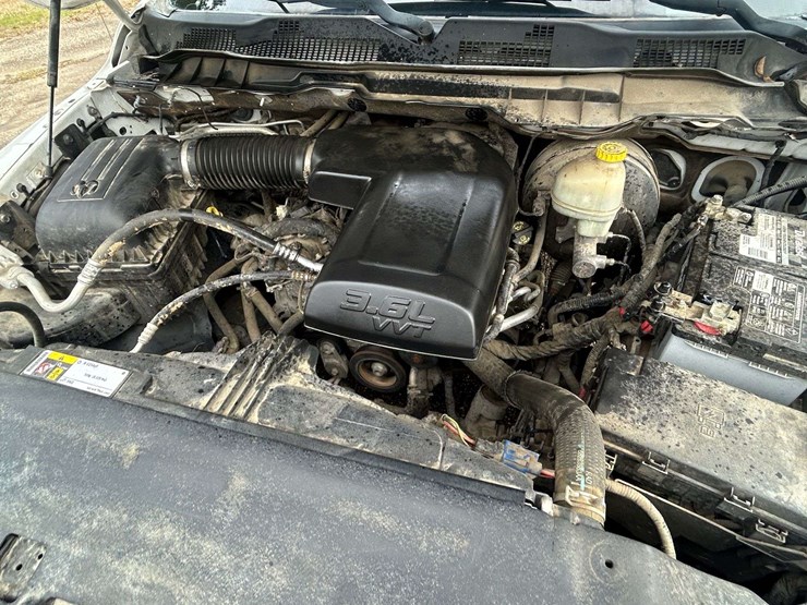 2016-ram-1500-slt-image-35