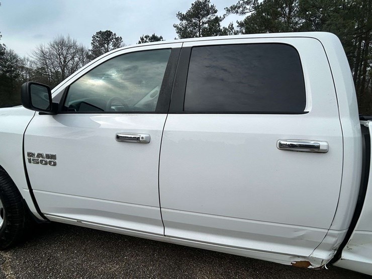 2016-ram-1500-slt-image-13