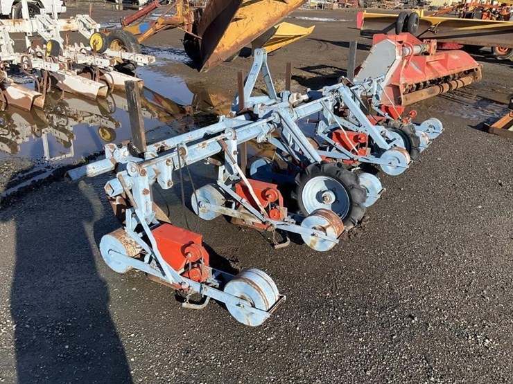 custom/gaspardo-3-pt-6-row-30"-planter-image-5