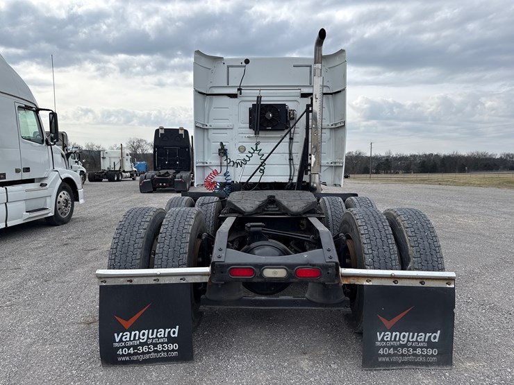 #30941-•-2010-volvo-vnl-tandem-axle-truck-tractor-image-8