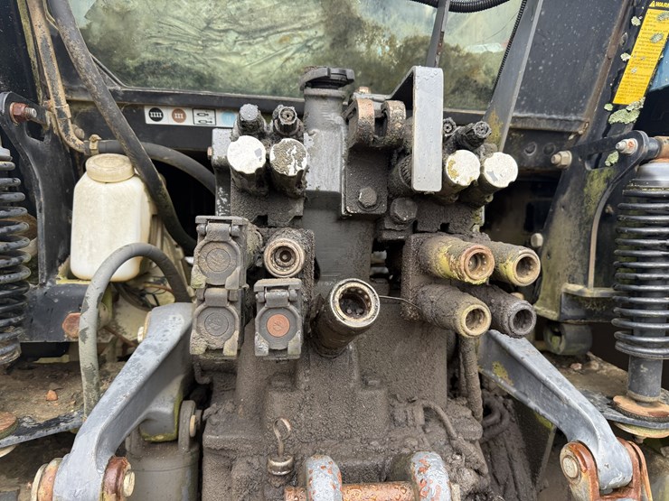 new-holland-tm135-image-9