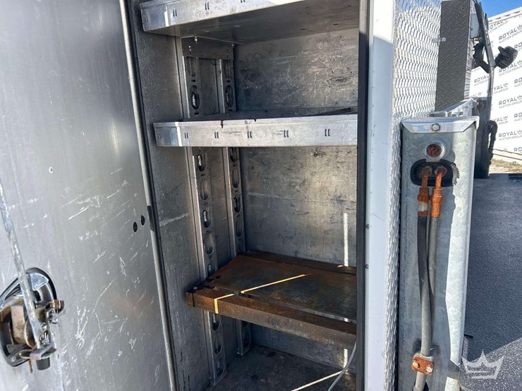 2017-freightliner-m2-106-image-23