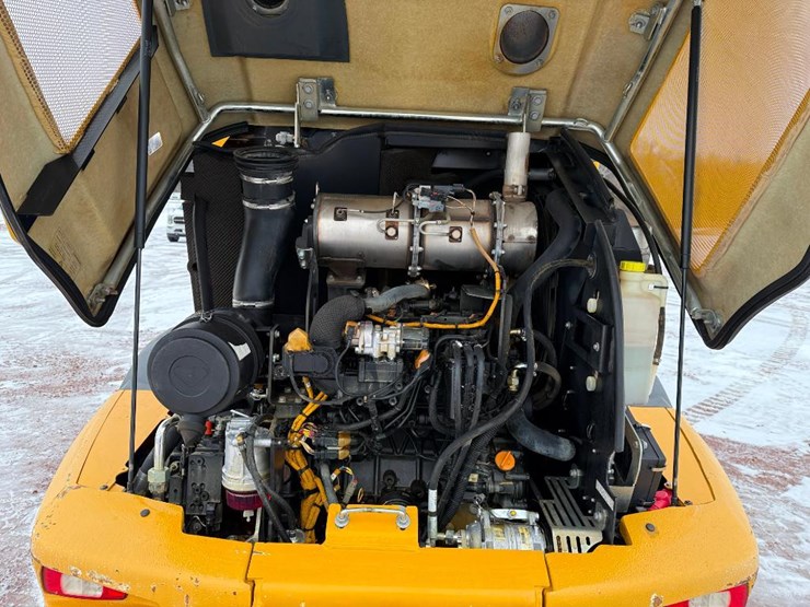 2019-deere-244l-image-28