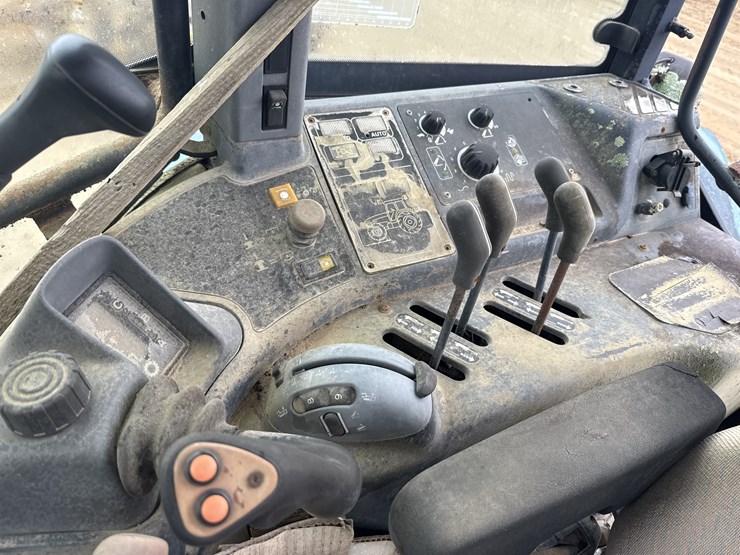 new-holland-tm135-image-13