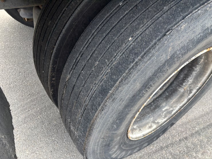 2005-gmc-t7500-image-106