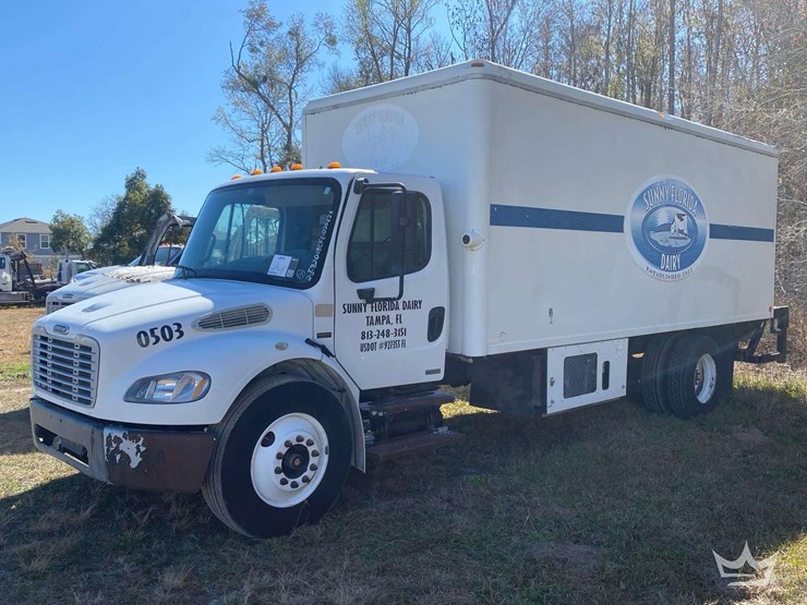 2005-freightliner-m2-106-image-1