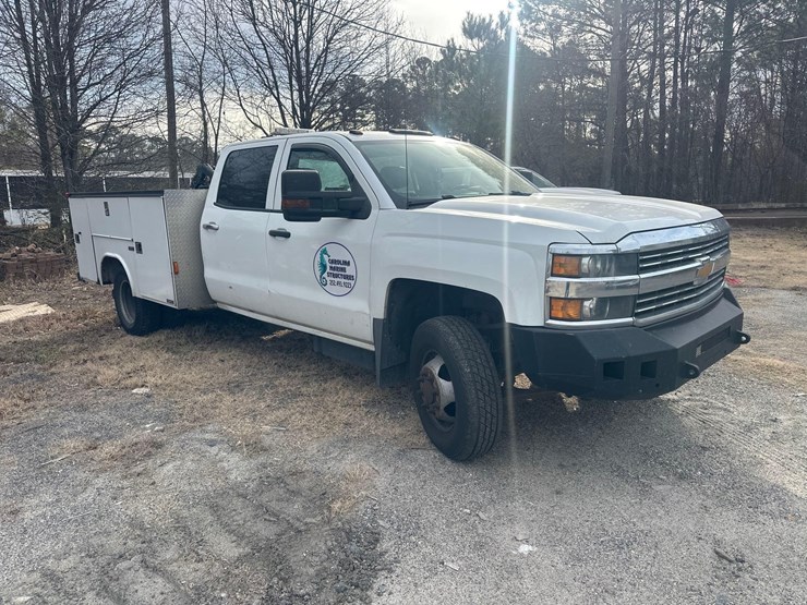 2016-chevrolet-4x4-crew-cab-service-body-truck-image-3