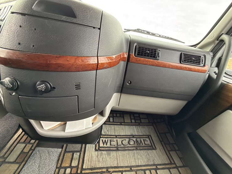 #30941-•-2010-volvo-vnl-tandem-axle-truck-tractor-image-36