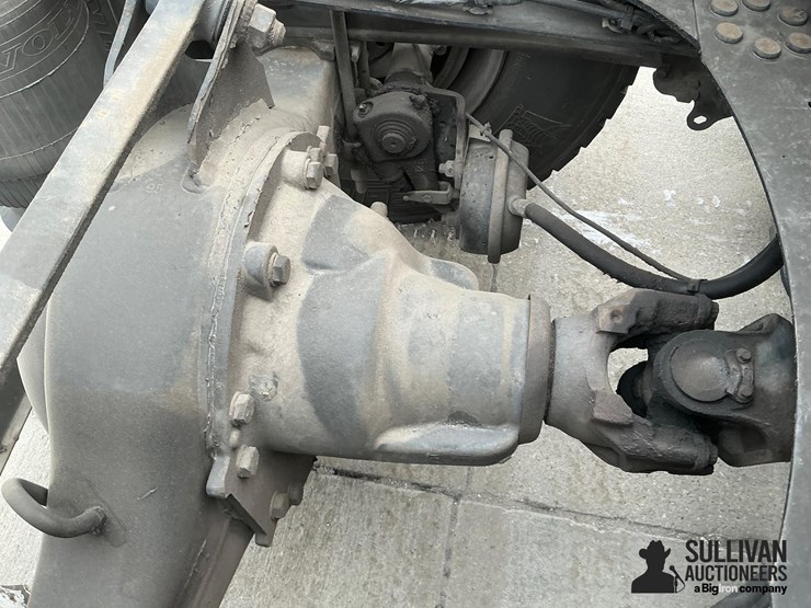 2017-volvo-vnl64t300-image-16