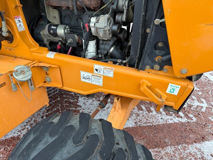 2011-case-570m-xt-image-50