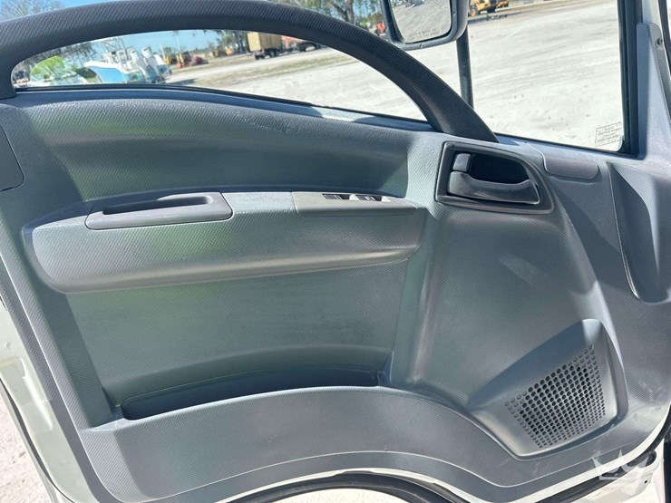 2015-isuzu-npr-image-14