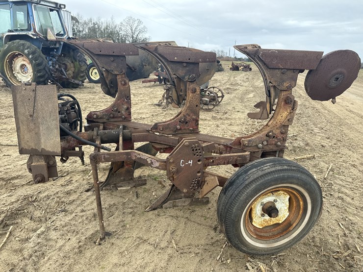 international-3-row-bottom-plow-image-5