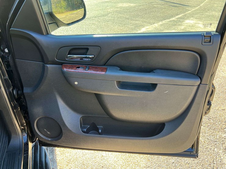 2011-chevrolet-tahoe-image-21