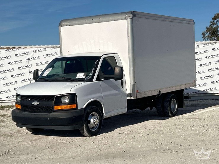 2017-chevrolet-express-3500-image-1