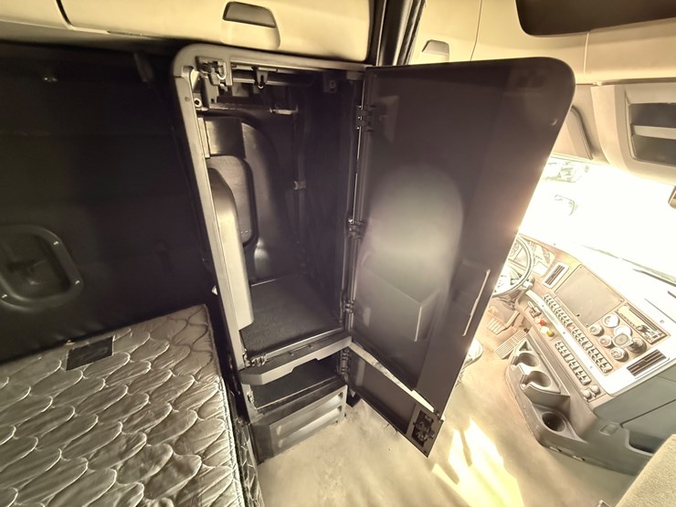 2022-western-star-49x-image-50