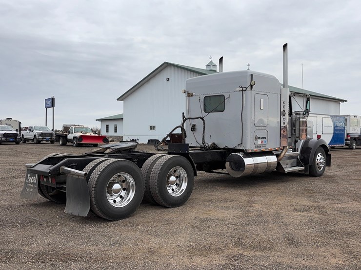 2004-kenworth-w900l-image-7