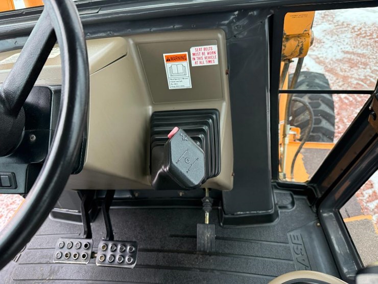 2011-case-570m-xt-image-67