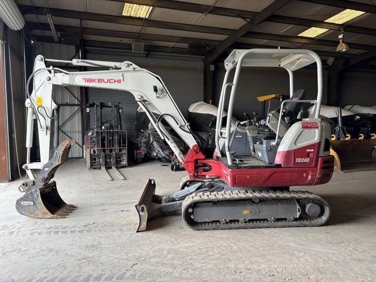 2021-takeuchi-tb240-image-5