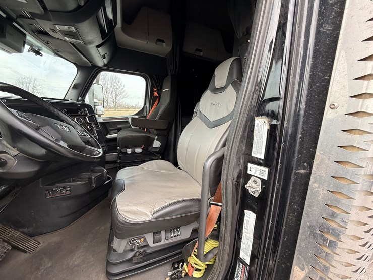 2022-western-star-49x-image-38