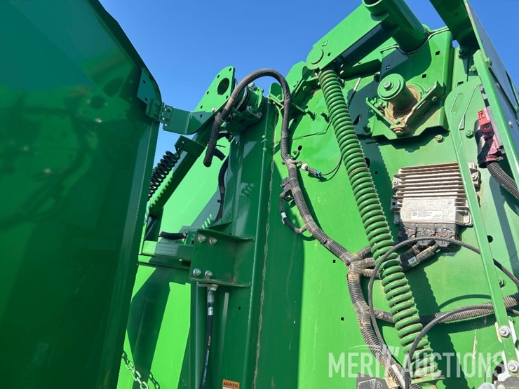 john-deere-561m-image-37