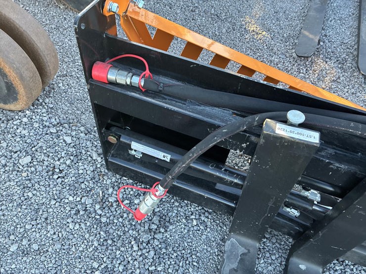 #115410-•-skidsteer-pallet-forks-hyd-adj-image-6