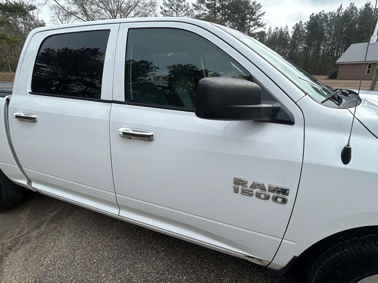 2016-ram-1500-slt-image-21