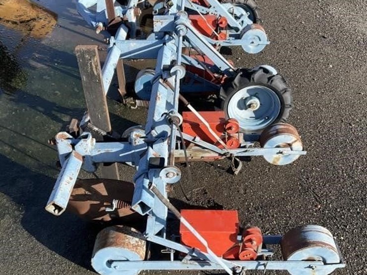 custom/gaspardo-3-pt-6-row-30"-planter-image-4