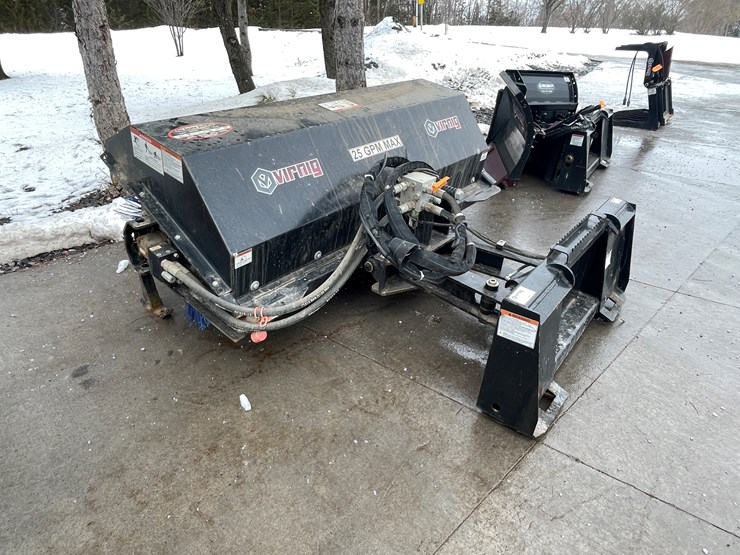 #4909-•-virnig-skid-steer-mount-72"-hydraulic-angle-broom-image-3