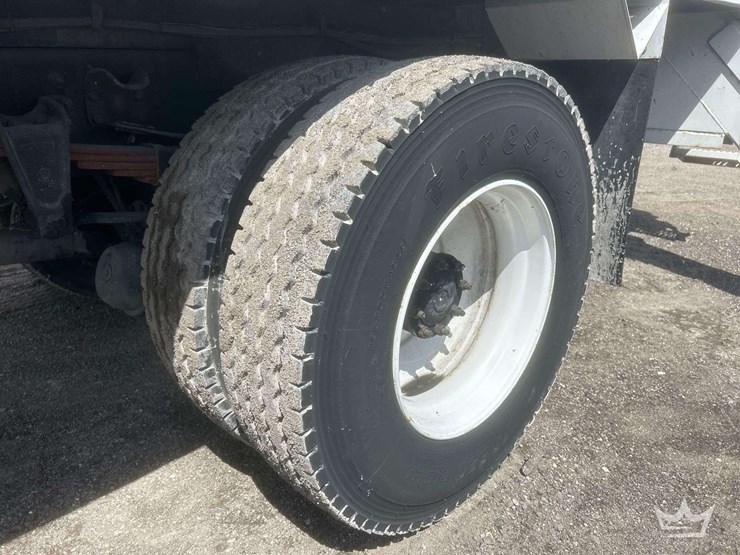 1999-freightliner-fl80-image-24