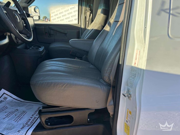 2023-chevrolet-express-2500-image-13