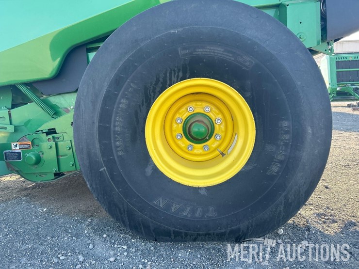 john-deere-561m-image-9