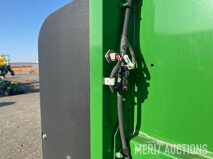 john-deere-561m-image-40