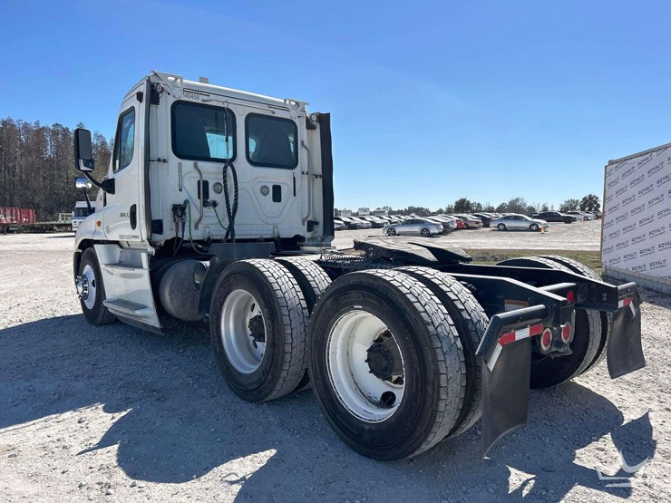 2016-freightliner-cascadia-125-image-4