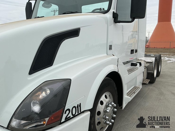 2012-volvo-vnl64t300-image-13