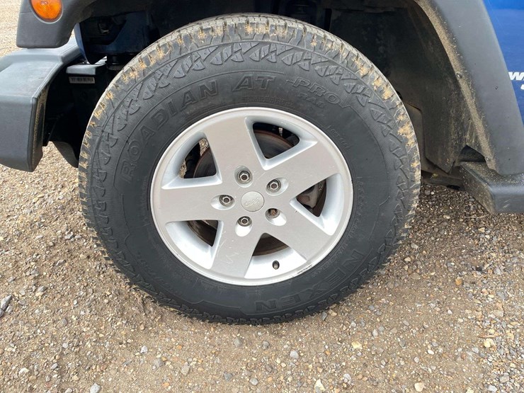 2010-jeep-wrangler-sport-image-19