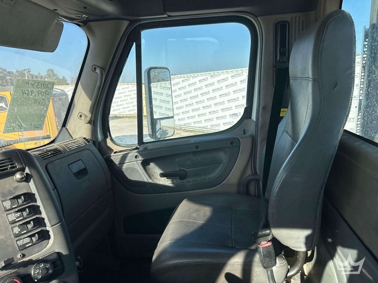 2013-freightliner-cascadia-125-image-22