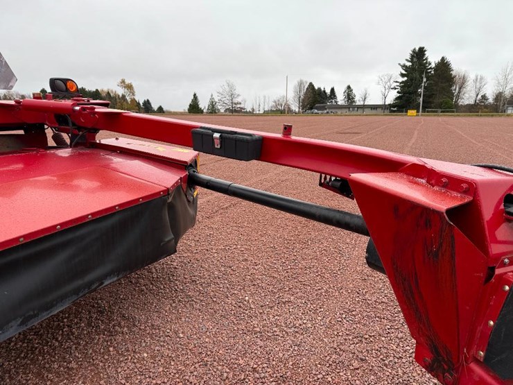 new-holland-210-image-10