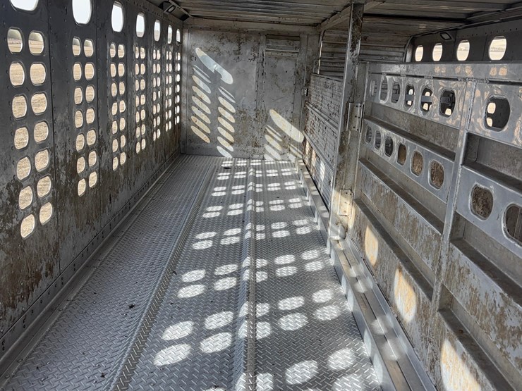 2018-wilson-livestock-trailer-image-20