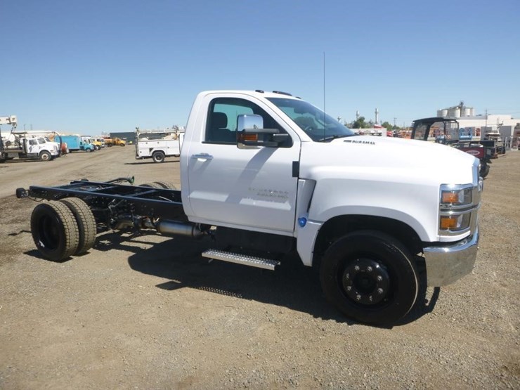 2023-chevrolet-silverado-5500hd-image-2