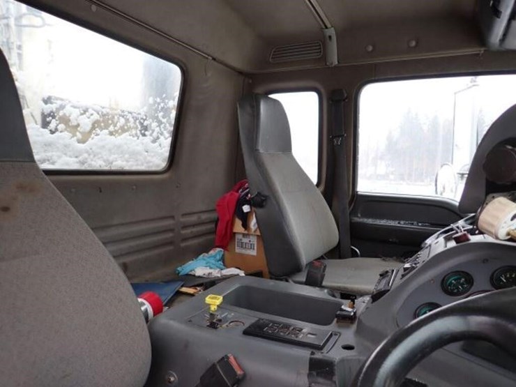 2002-gmc-7500-image-27