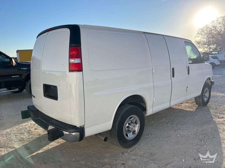 2023-chevrolet-express-2500-image-3